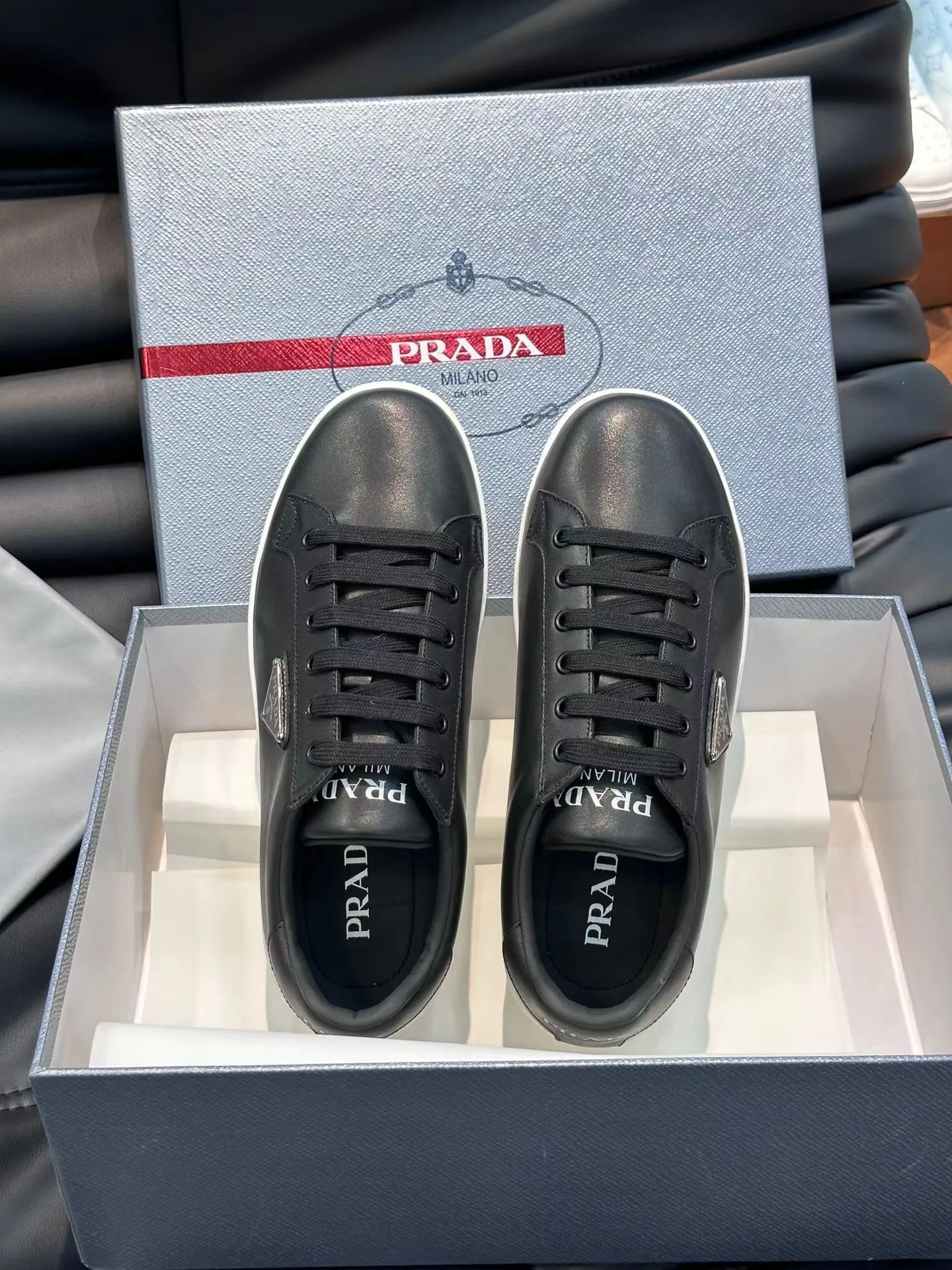 P380 Yuan 38-45 Prada Prada’s new men’s leather sports shoes, the highest version on the market, any comparison is welcome🆚! The original leather has excellent texture and is super high-end! Fetal sheep net lining imported from Italy, removable pad! Luxurious materials and fine workmanship, highly recommended!